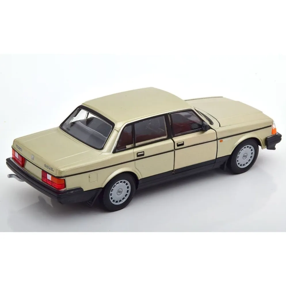 Volvo 240 GL guld - Modellbil från Welly 1:24